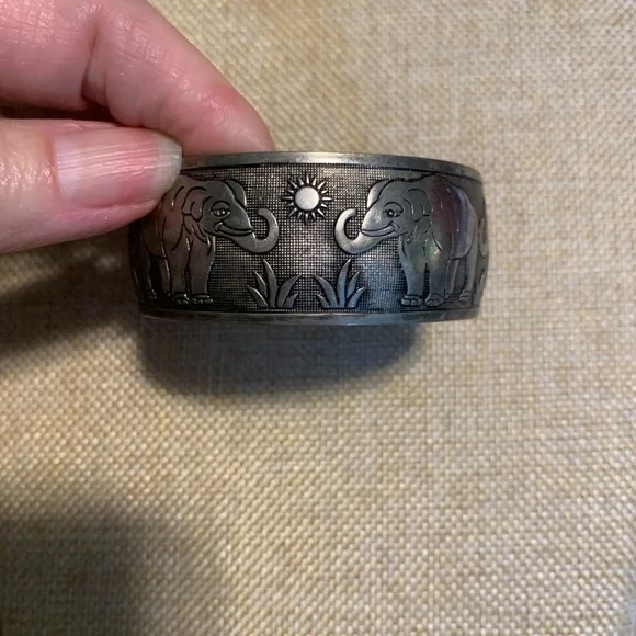 Silver plated elephant cuff bracelet, vintage. - Picture 9 of 11